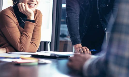 フラットなオフィス環境 チームワーク