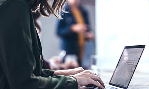 集中している女性 プロフェッショナル