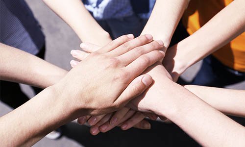 協力体制 手を合わせる